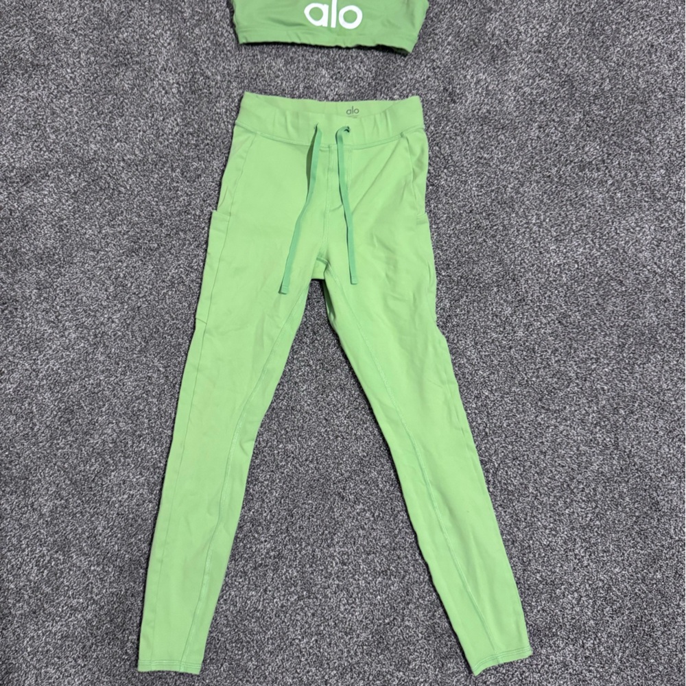 EUC💚ALO YOGA💚APPLE GREEN WORKOUT SET - Picture 2 of 16